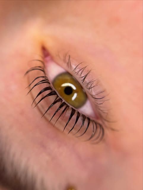 תוצאת הרמת ריסים בסטודיו KESEM BROWS